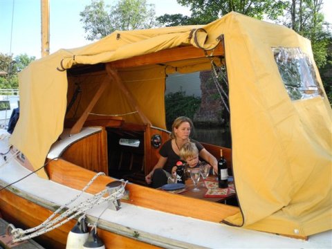 Gemütlich auch bei schlechtem Wetter, das Cockpitzelt