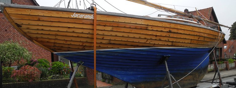 Eine wirklich alte Dame, gebaut 1946 in der Aahus Werft in Dänemark. Sie ist das älteste noch existente dänische Folkeboot. Mit Segelnummer F D 3 wurde sie unter dem Namen Bonny in Dienst gestellt.