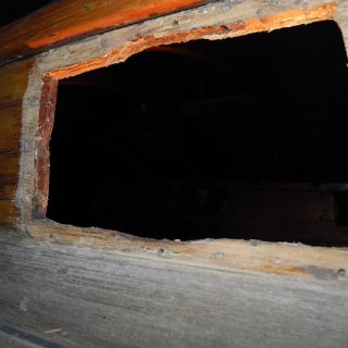 Der Fensterausschnitt sieht bestenfalls aus, wie reingebissen. Unebenheiten wurden mit Haushaltssilikon in diversen Farben ausgeglichen. Hier steht auf jeden Fall eine größere Reparatur an.