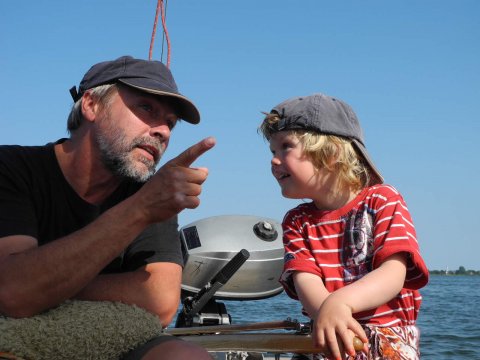 Niklas steuert unser Folkeboot Mumi